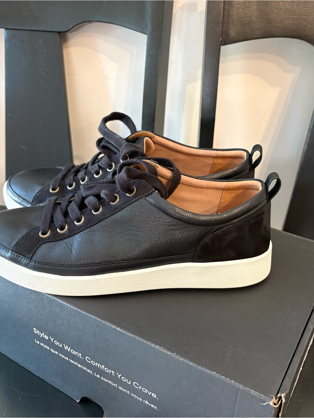 Woman’s Vionic Winny black leather and suede - Picture 10 of 12